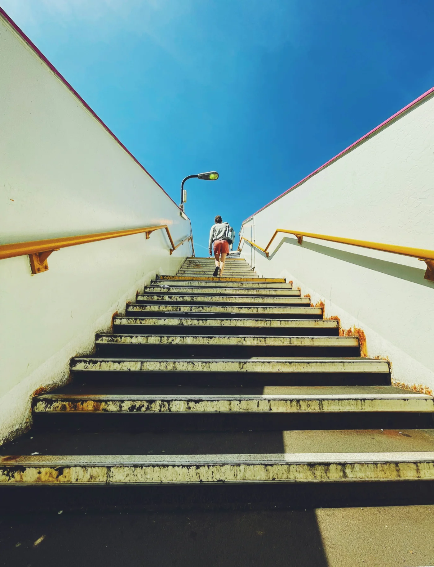 Un homme descendant un escalier